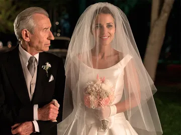 Ana Rivera del brazo de su tío Don Emilio, camino al altar Ana Rivera del brazo de su tío Don Emilio, camino al altar