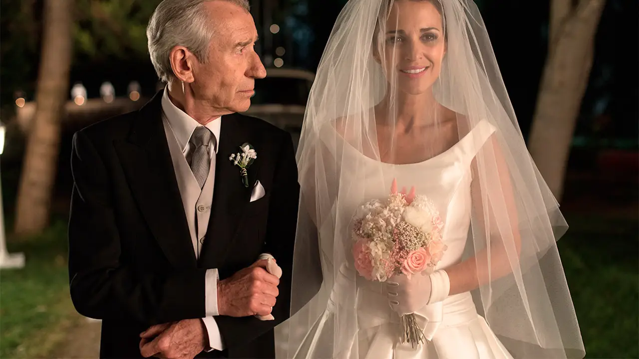 Ana Rivera del brazo de su tío Don Emilio, camino al altar