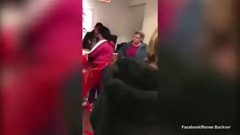 Frame 2.71316 de: "Regresate por donde viniste" es el insulto que recibe una mujer de habla hispana en una cola de una tienda Frame 2.71316 de: "Regresate por donde viniste" es el insulto que recibe una mujer de habla hispana en una cola de una tienda