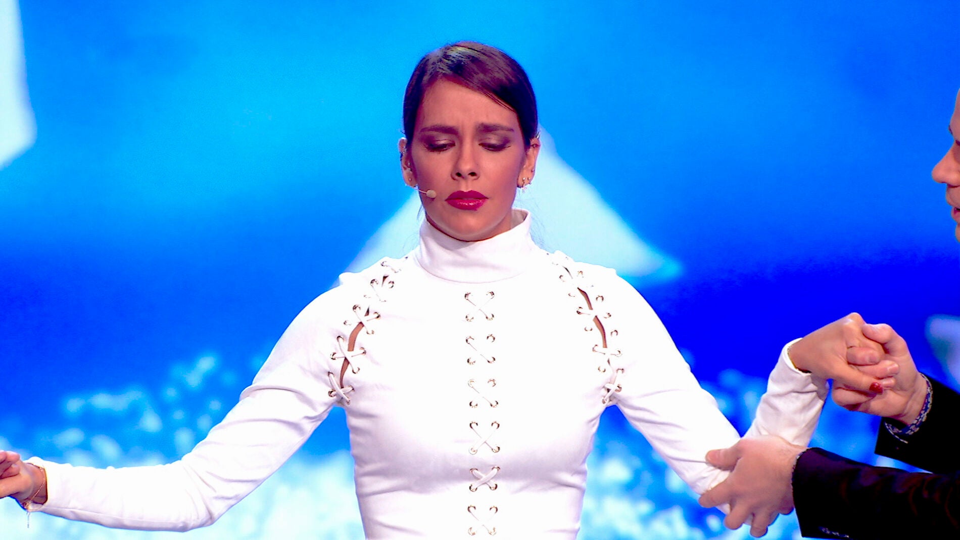 Cristina Pedroche se pone en manos de Jeff Toussaint en un nuevo programa de 'Hipnot&iacute;zame'