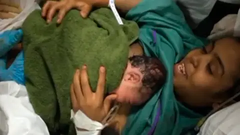 Una inmigrante da a luz en la fragata Navarra Una inmigrante da a luz en la fragata Navarra