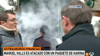 Manuel Valls, atacado con un paquete de harina