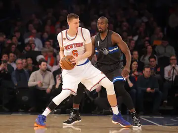 Porzingis postea ante la defensa de Ibaka Porzingis postea ante la defensa de Ibaka