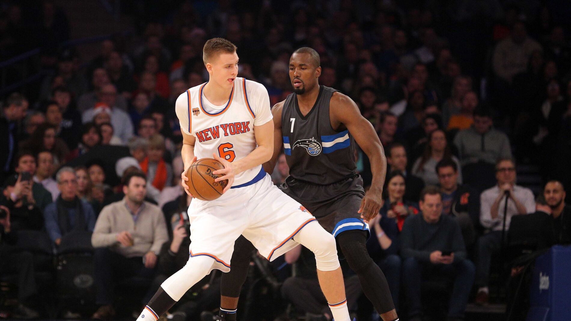 Porzingis postea ante la defensa de Ibaka