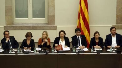 Puigdemont y Colau se unen para hacer campaña por un referéndum pactado