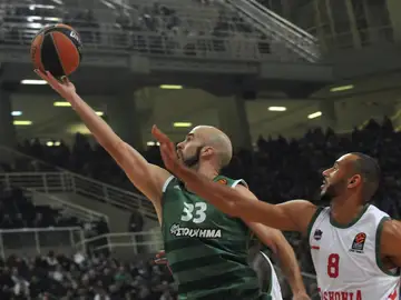 Nick Calathes intenta anotar Nick Calathes intenta anotar