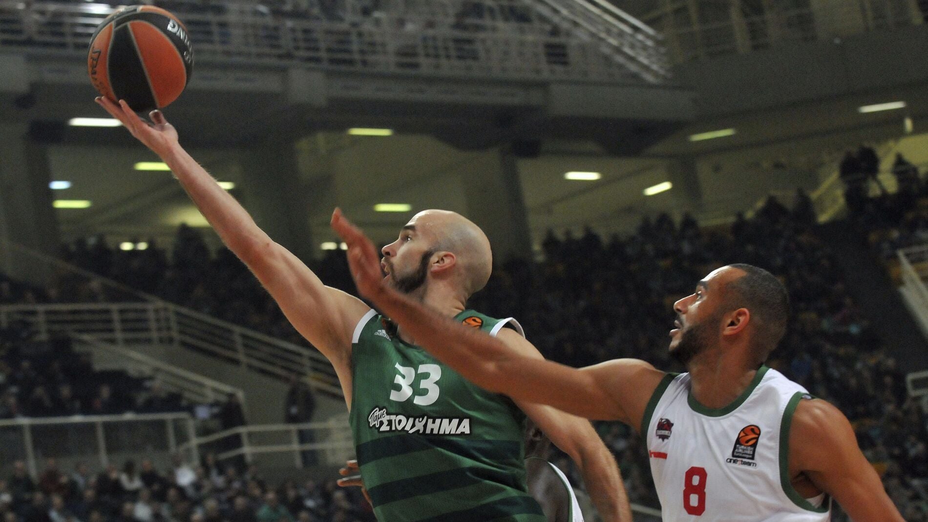 Nick Calathes intenta anotar