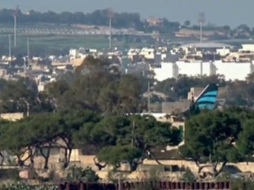 Frame 0.739637 de: Aterriza en Malta un avión libio secuestrado con 120 personas a bordo