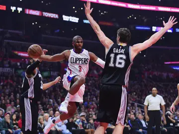 Pau Gasol intenta defender a Chris Paul Pau Gasol intenta defender a Chris Paul