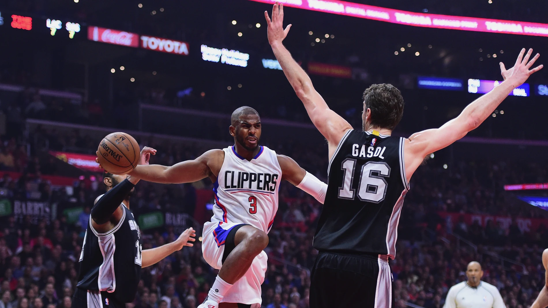 Pau Gasol intenta defender a Chris Paul Pau Gasol intenta defender a Chris Paul