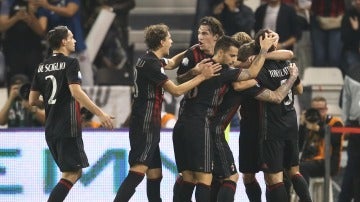 El Milan celebra su triunfo en la Supercopa de Italia sobre la Juventus