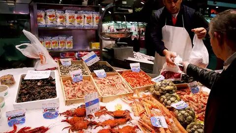 Imagen de archivo: Puesto de marisco. Marisco en un puesto del Mercado de Maravillas, en Madrid