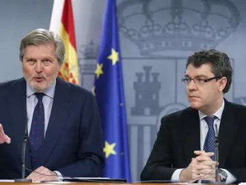 El portavoz del Ejecutivo, Iñigo Méndez de Vigo, acompañado del ministro de Energía, Álvaro Nadal El portavoz del Ejecutivo, Iñigo Méndez de Vigo, acompañado del ministro de Energía, Álvaro Nadal