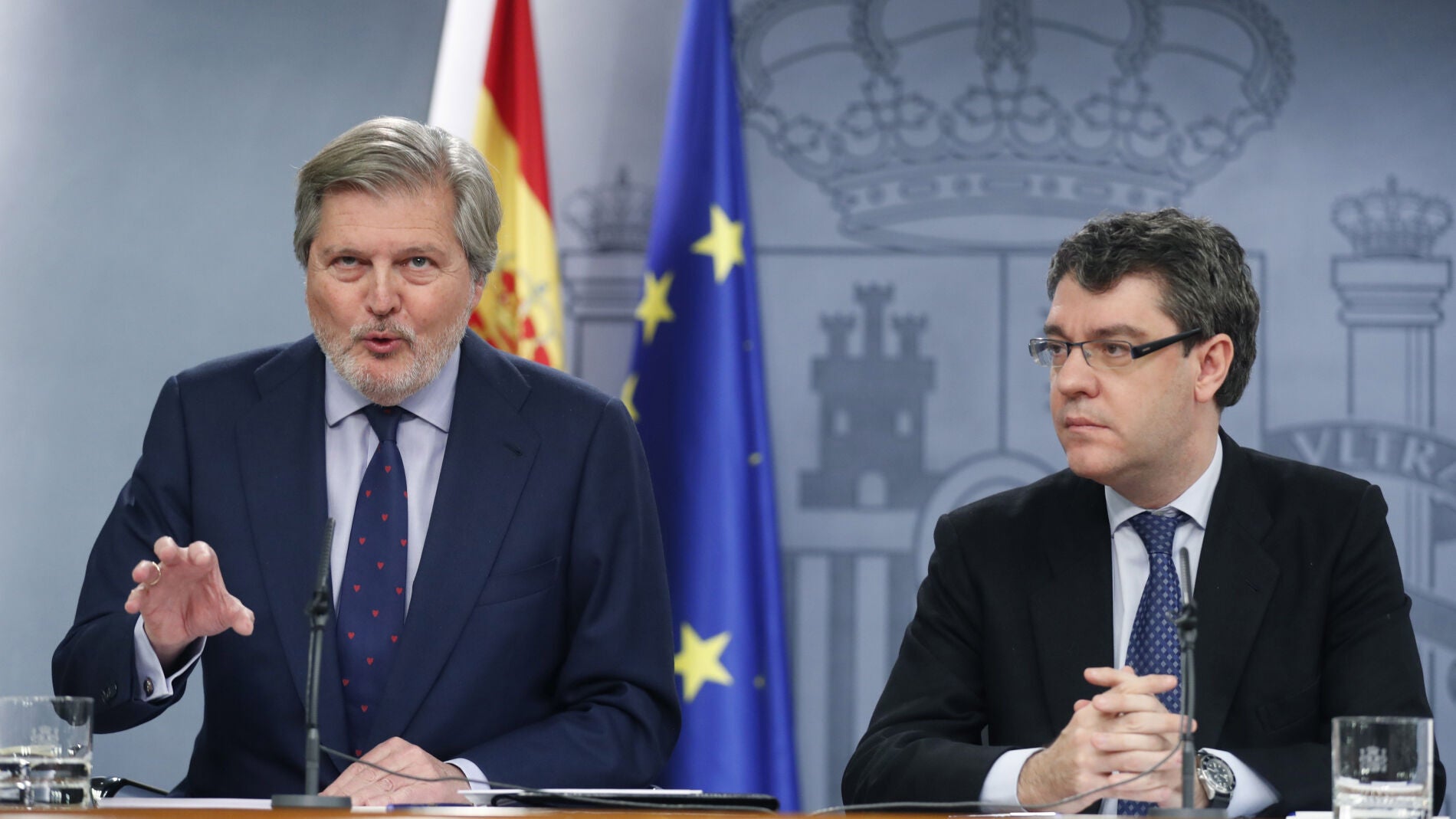 El portavoz del Ejecutivo, I&ntilde;igo M&eacute;ndez de Vigo, acompa&ntilde;ado del ministro de Energ&iacute;a, &Aacute;lvaro Nadal