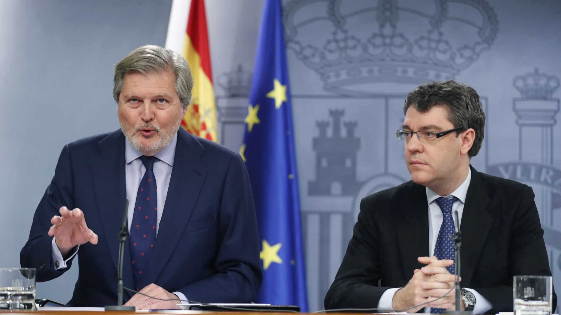 El portavoz del Ejecutivo, Iñigo Méndez de Vigo, acompañado del ministro de Energía, Álvaro Nadal El portavoz del Ejecutivo, Iñigo Méndez de Vigo, acompañado del ministro de Energía, Álvaro Nadal