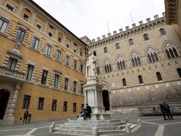 Fachada del banco Monte dei Paschi di Siena Fachada del banco Monte dei Paschi di Siena