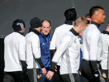 Voro, en un entrenamiento con el Valencia. Voro, en un entrenamiento con el Valencia.