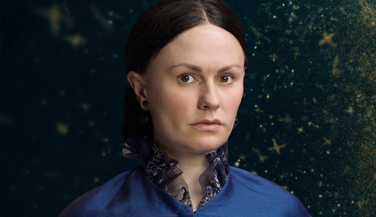 Anna Paquin es Nancy Holt