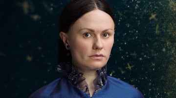 Anna Paquin es Nancy Holt