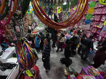 Varias personas acuden a una juguetería Varias personas acuden a una juguetería