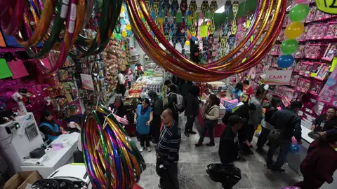 Varias personas acuden a una juguetería Varias personas acuden a una juguetería