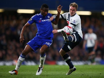 John Obi Mikel, a la izquierda, en un partido con el Chelsea