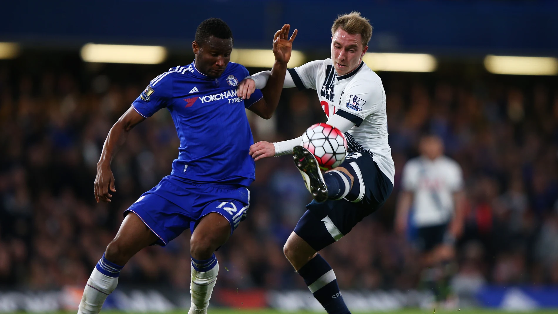 John Obi Mikel, a la izquierda, en un partido con el Chelsea John Obi Mikel, a la izquierda, en un partido con el Chelsea