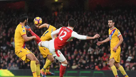 Giroud en el momento que remata el balón Giroud en el momento que remata el balón