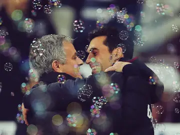 Mourinho y Arbeloa se funden en un abrazo antes del partido Mourinho y Arbeloa se funden en un abrazo antes del partido