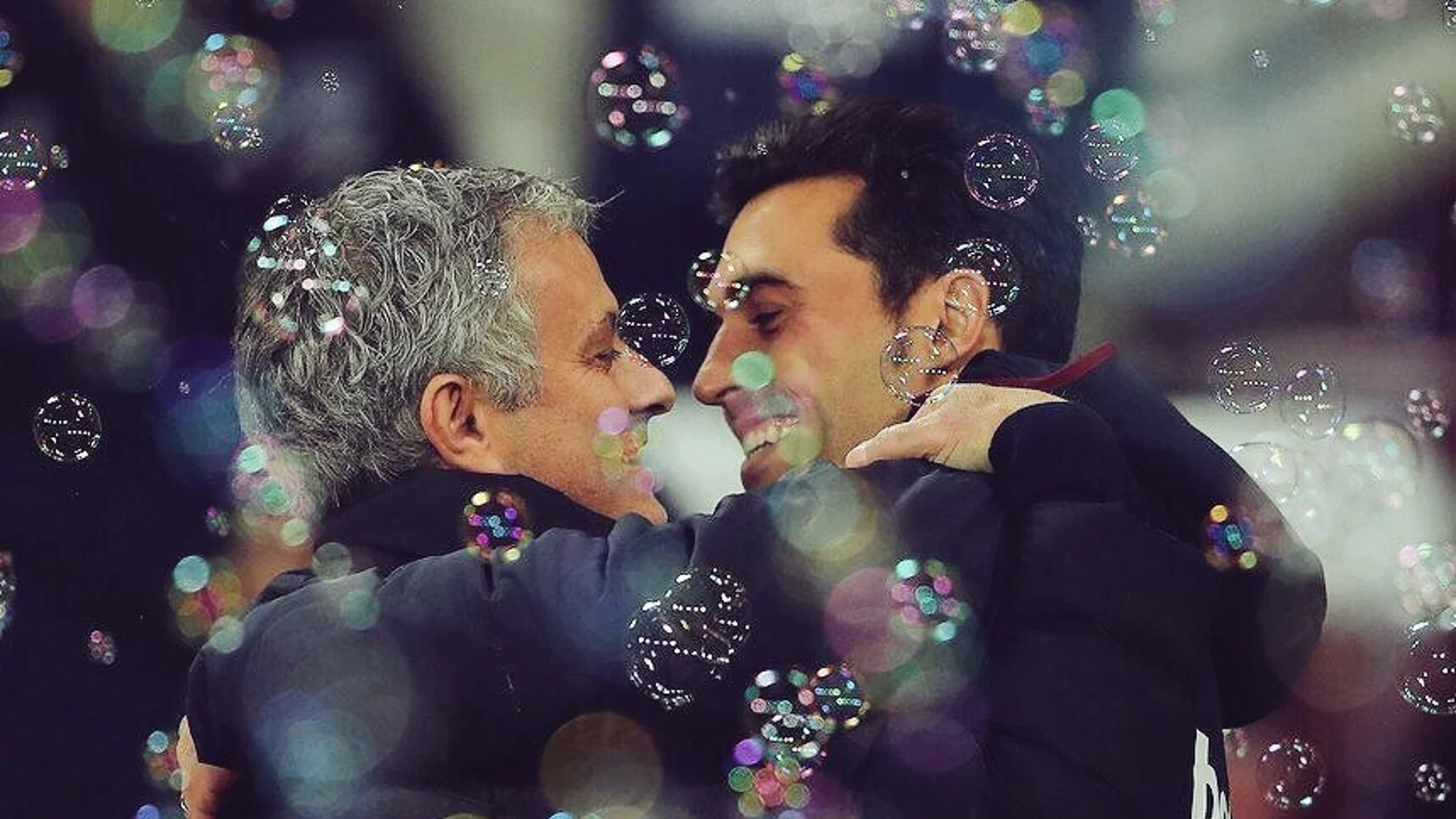 Mourinho y Arbeloa se funden en un abrazo antes del partido Mourinho y Arbeloa se funden en un abrazo antes del partido