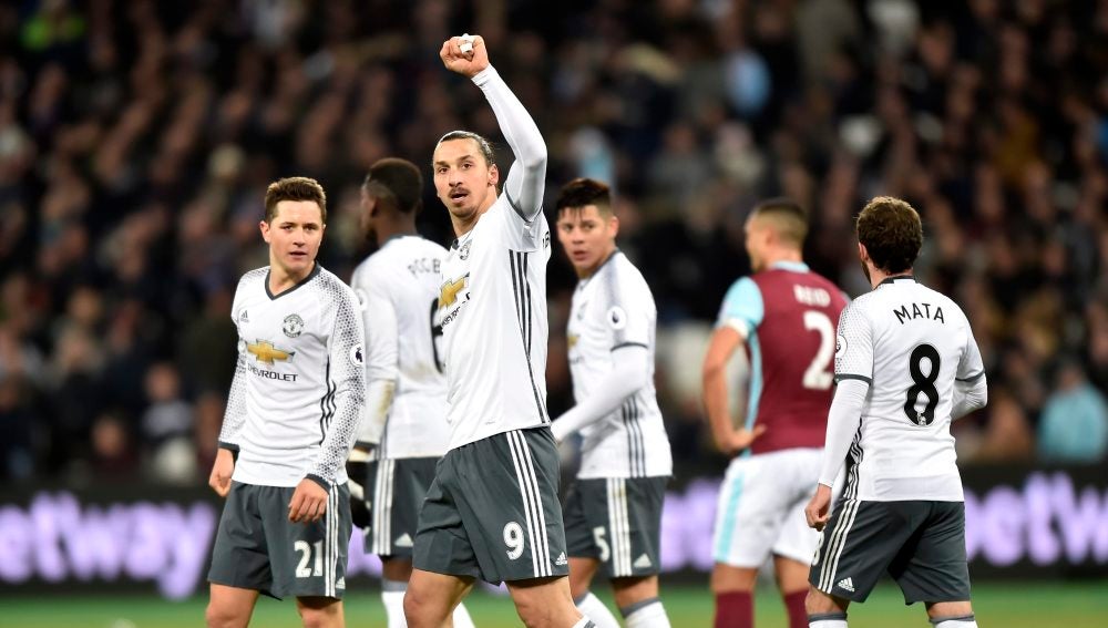 El Manchester United celebrando el gol de Ibrahimovic