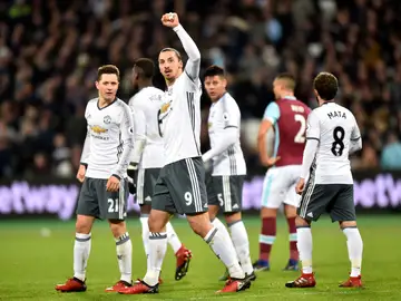 El Manchester United celebrando el gol de Ibrahimovic El Manchester United celebrando el gol de Ibrahimovic