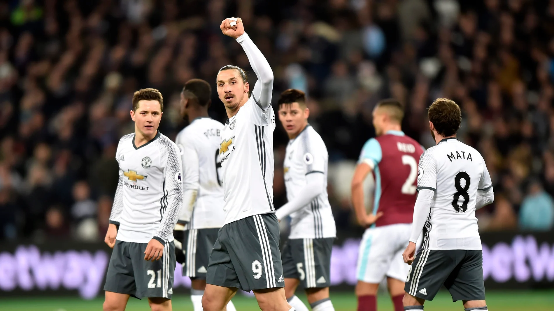 El Manchester United celebrando el gol de Ibrahimovic El Manchester United celebrando el gol de Ibrahimovic