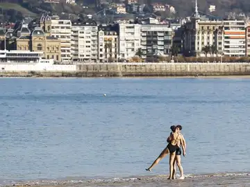Una pareja en la playa de San Sebastián Una pareja en la playa de San Sebastián