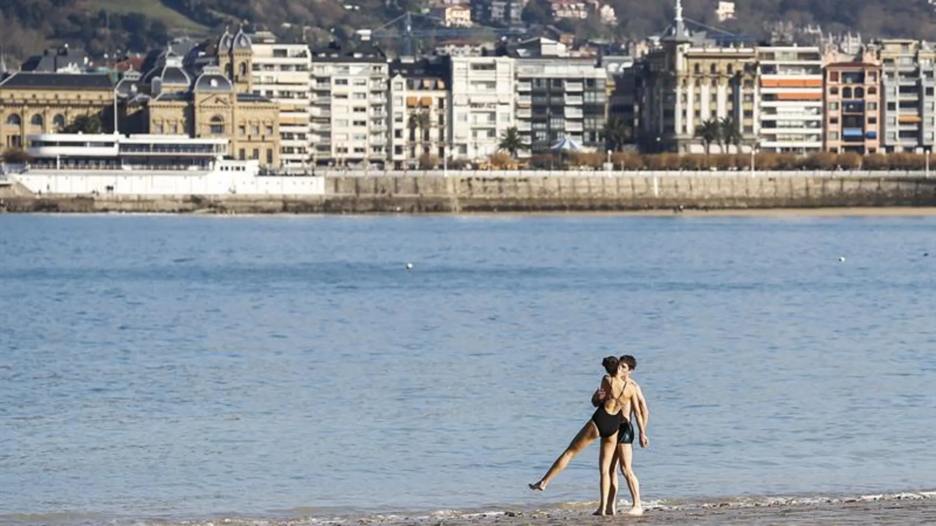 Una pareja en la playa de San Sebastián Una pareja en la playa de San Sebastián