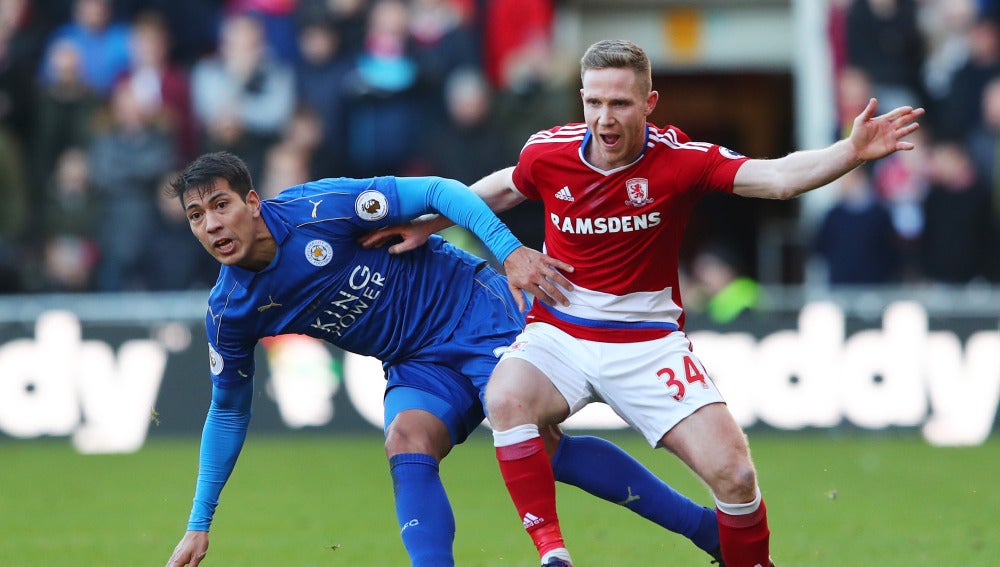 Ulloa luchando un balón con Adam Forshaw