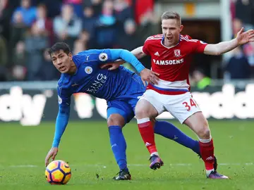 Ulloa luchando un balón con Adam Forshaw Ulloa luchando un balón con Adam Forshaw