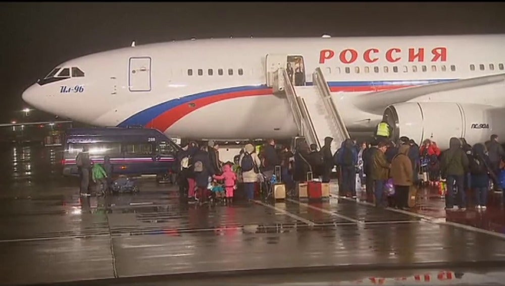 Frame 14.089466 de: Llegan a Moscú los 35 diplmáticos rusos explulsados por Estados Unidos