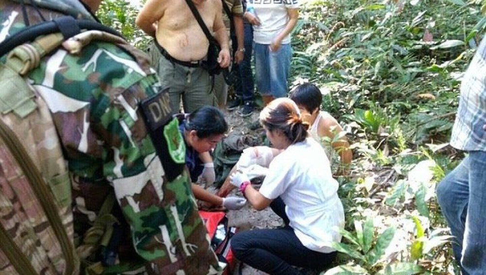 Mujer atendida por las autoridades tras ser mordida