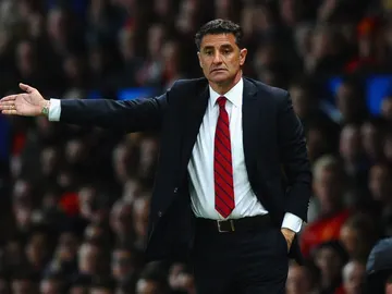 Míchel da instrucciones en banda Míchel da instrucciones en banda