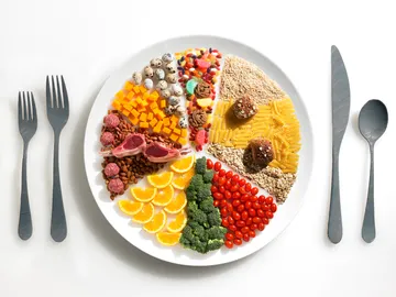 Alimentación rica en frutas, verduras, proteínas e hidratos de carbono limpios Alimentación rica en frutas, verduras, proteínas e hidratos de carbono limpios