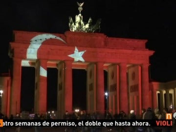 Frame 0.786666 de: Berlín se solidariza con Estambul iluminando su puerta de Brandeburgo con la bandera turca