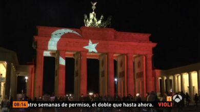 Berlín se solidariza con Estambul iluminando su puerta de Brandeburgo con la bandera turca