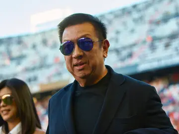 Peter Lim en el campo de Mestalla Peter Lim en el campo de Mestalla
