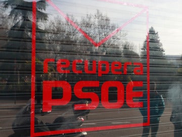 Críticos del PSOE alquilan un local en Ferraz para promover la afiliación