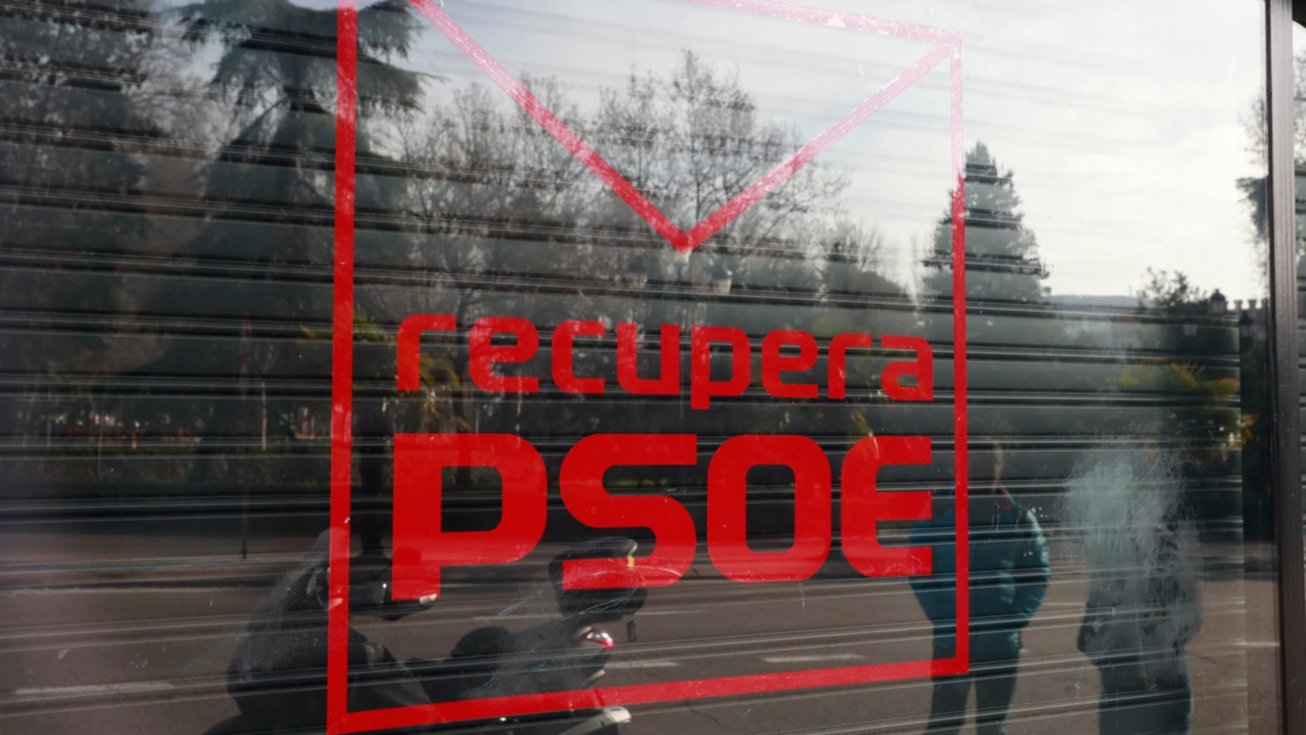 Críticos del PSOE alquilan un local en Ferraz para promover la afiliación Críticos del PSOE alquilan un local en Ferraz para promover la afiliación