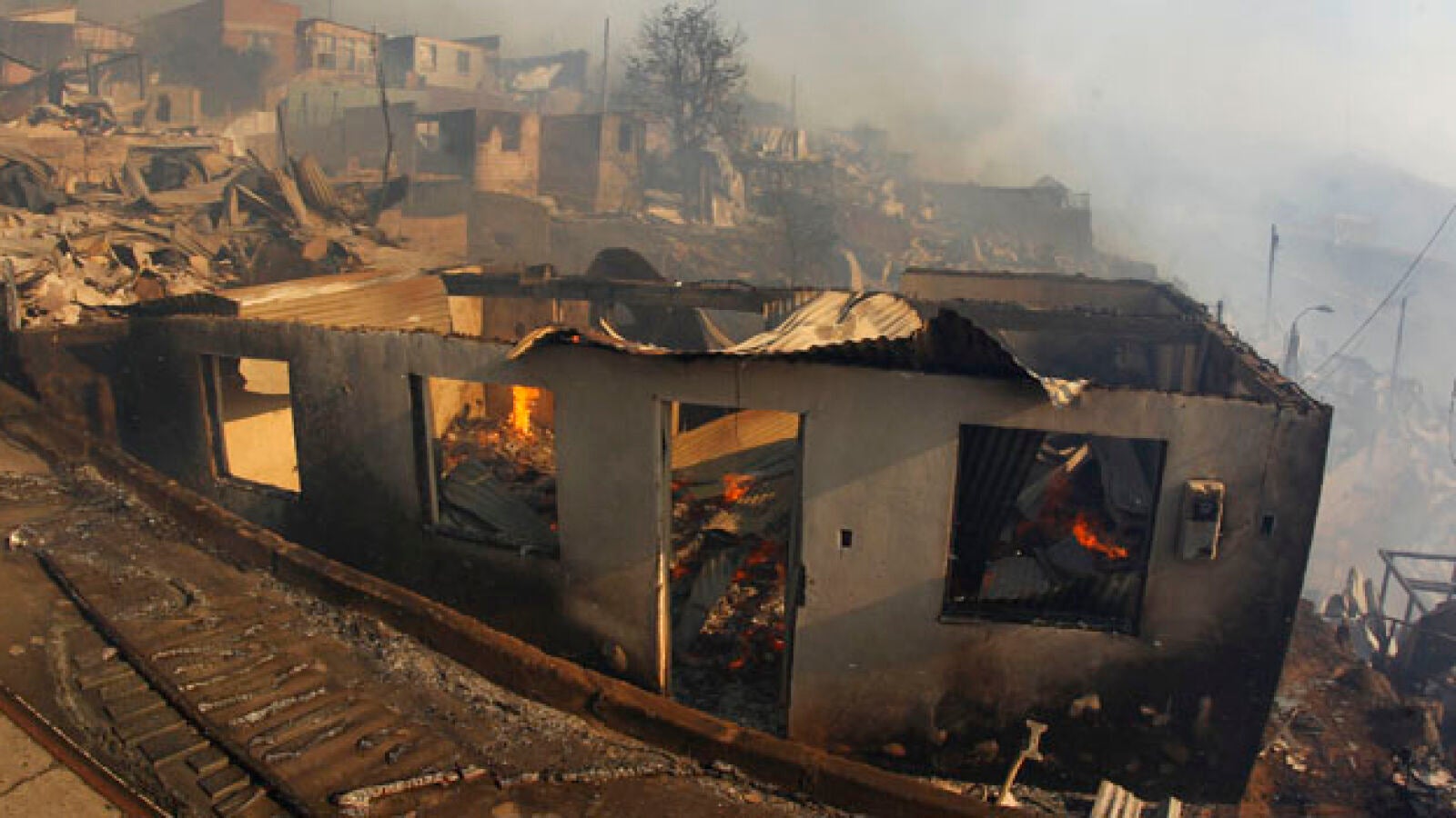 Un centenar de viviendas arrasadas y más de 400 evacuados por un gran incendio forestal a las afueras de Valparaíso