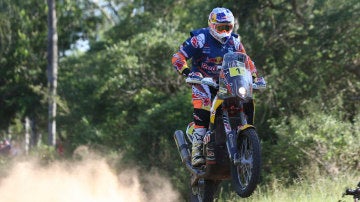 Toby Price conduce su moto durante la disputa del Rally Dakar