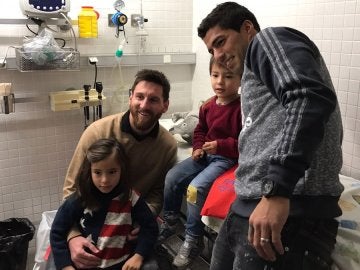 Messi y Suárez reparten ilusión a los niños enfermos