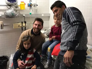 Messi y Suárez reparten ilusión a los niños enfermos Messi y Suárez reparten ilusión a los niños enfermos